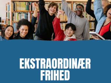 Den øverste halvdel er børn på et skolebibliotek der rækker hænderne i vejret af glæde. Den nederste halvdel er blå med en hvid tekst hvor der står "Ekstraordinær frihed". 