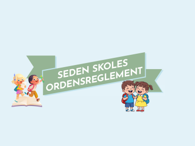 Skilt hvor der står Seden Skoles Ordensreglement. På hver side af skiltet er der billeder af skolebørn